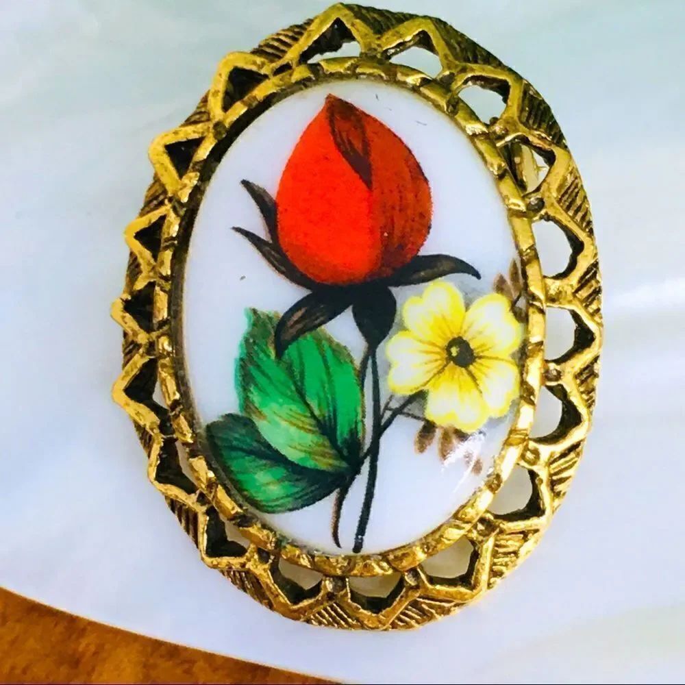 Vintage Porcelain Hand Painted Flower Floral Spring Summer Brooch 4270